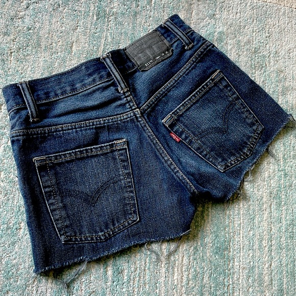 Black label Levi’s navy shorties 511 slim fit 2.5” inseam mid rise 26 it fits 24 - Picture 1 of 12